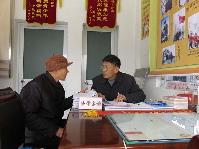 何春涛(右)在"春涛法律服务中心"接受群众的法律咨询. 冬兰 摄